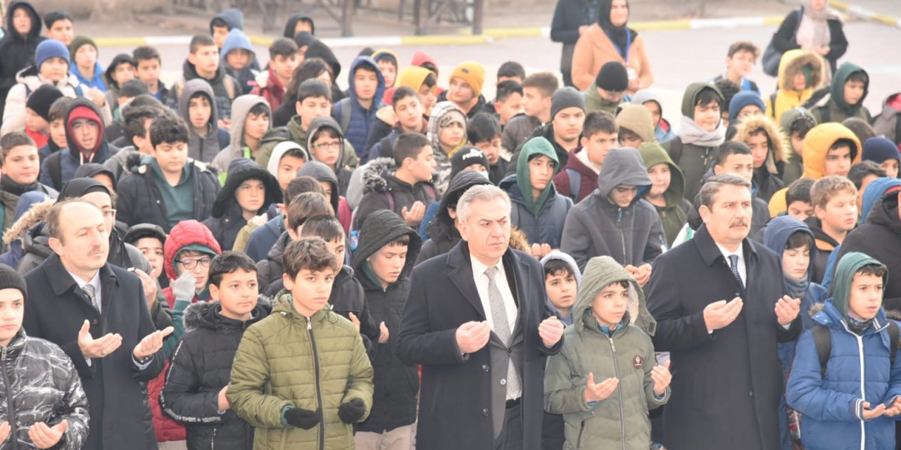 Konya’da öğrenciler haftaya şehitlere saygı duruşuyla başladı