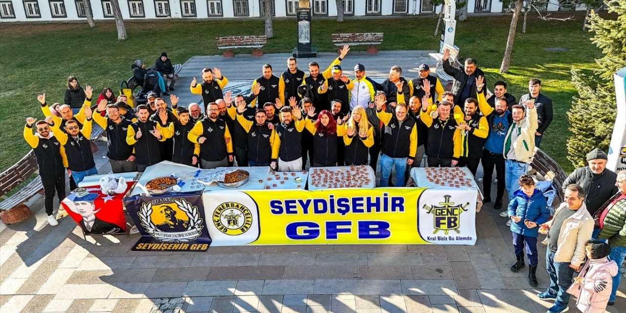 Konya’da Genç Fenerbahçeliler grubu şehitler için lokma dağıttı