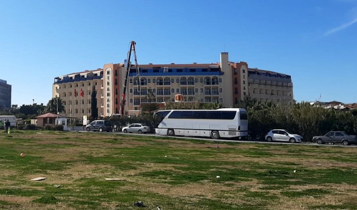 Otel tadilatında çatıdan düşen işçi öldü