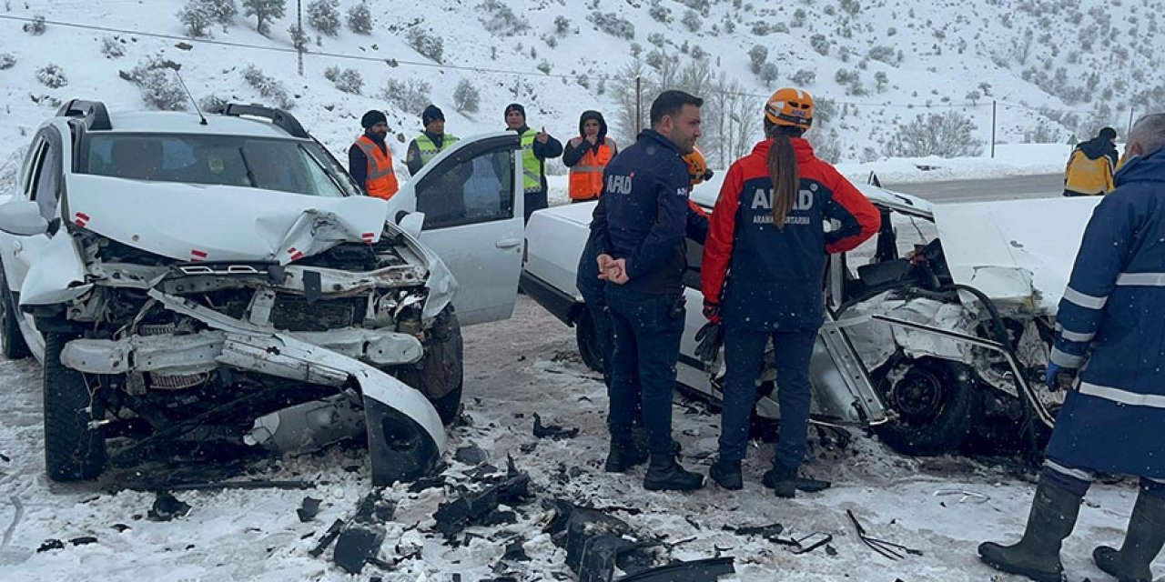 İki otomobil kar nedeniyle kafa kafaya çarpıştı: 1 ölü, 6 yaralı