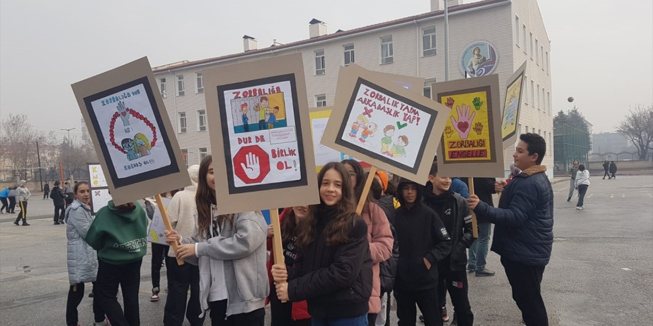 Konya’da öğrencilerden akran zorbalığı yürüyüşü