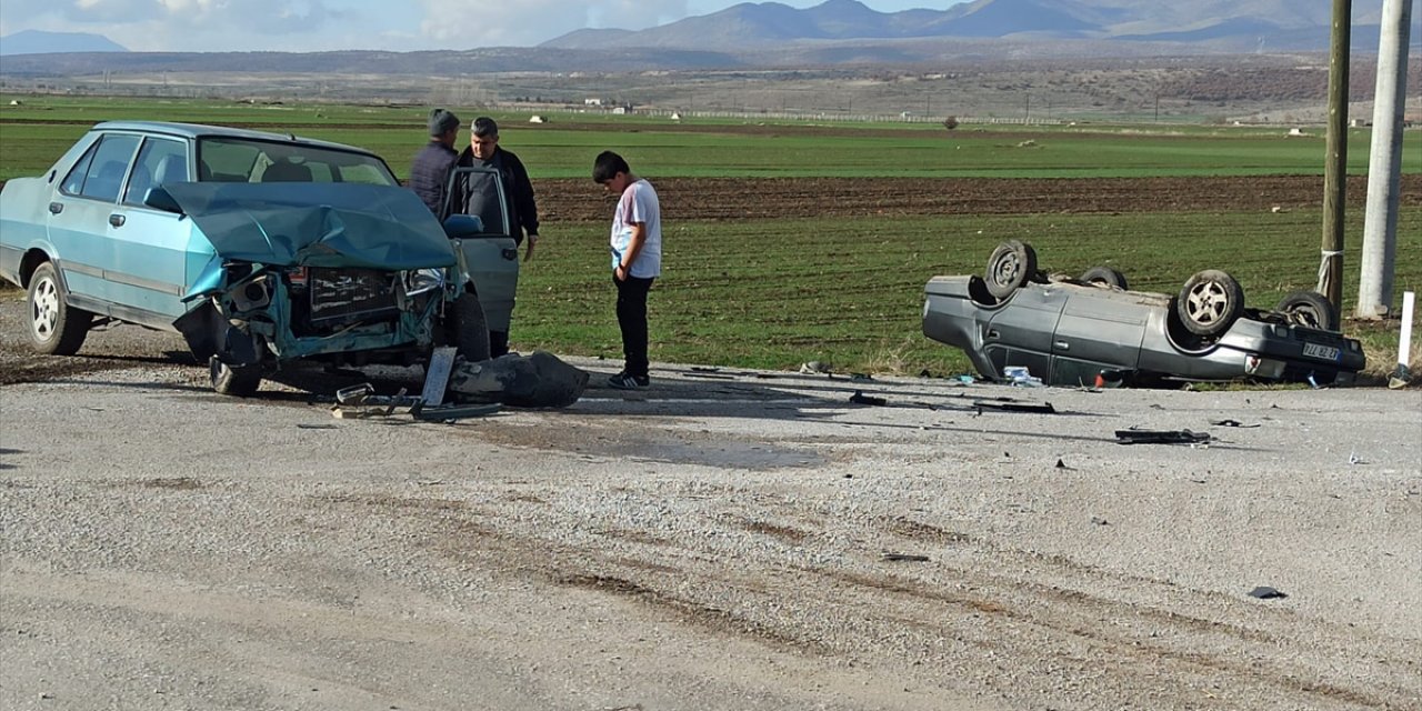 Konya’da otomobiller çarpıştı, biri takla attı: 3 yaralı