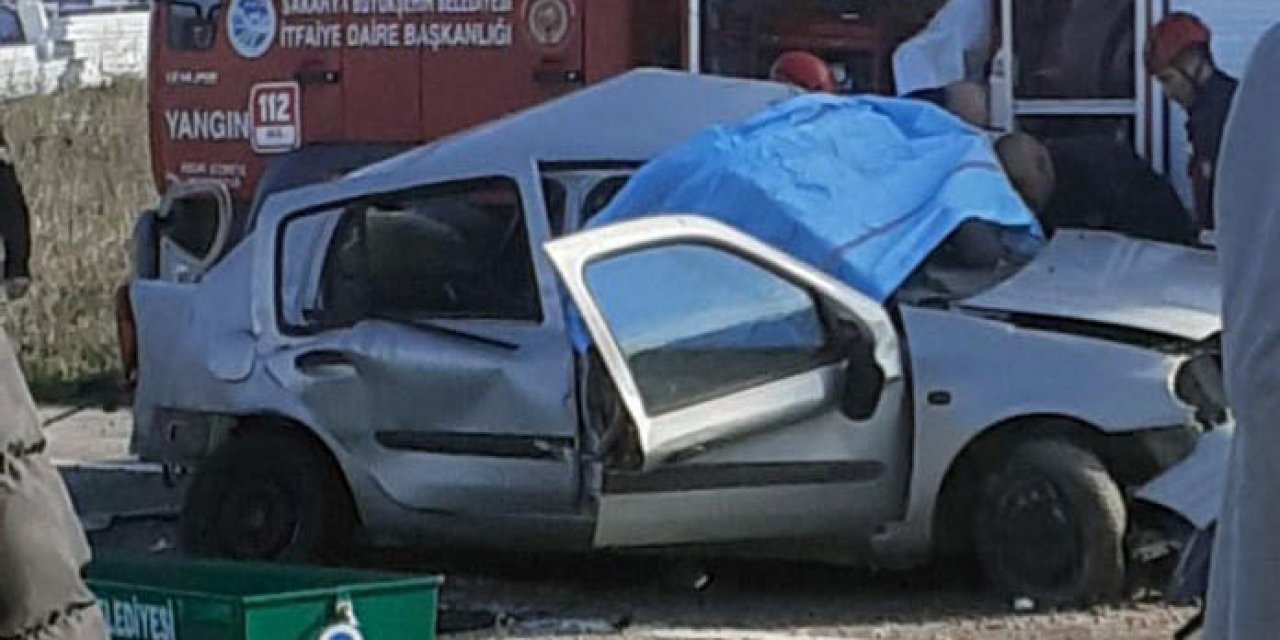 Otomobiller kafa kafaya çarpıştı: 1 ölü, 2 yaralı