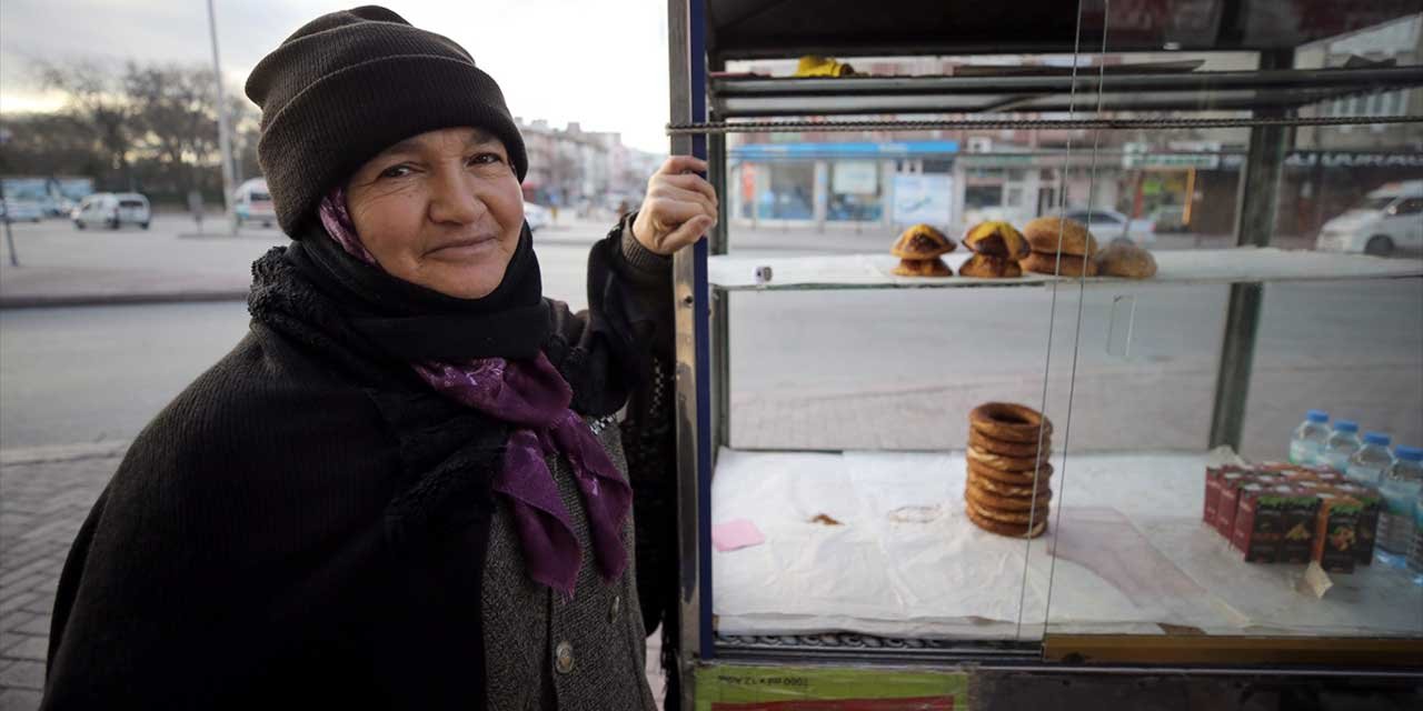 Konya’nın simitçi teyzesi! 17 yıldır müşterilerini güler yüzle karşılıyor