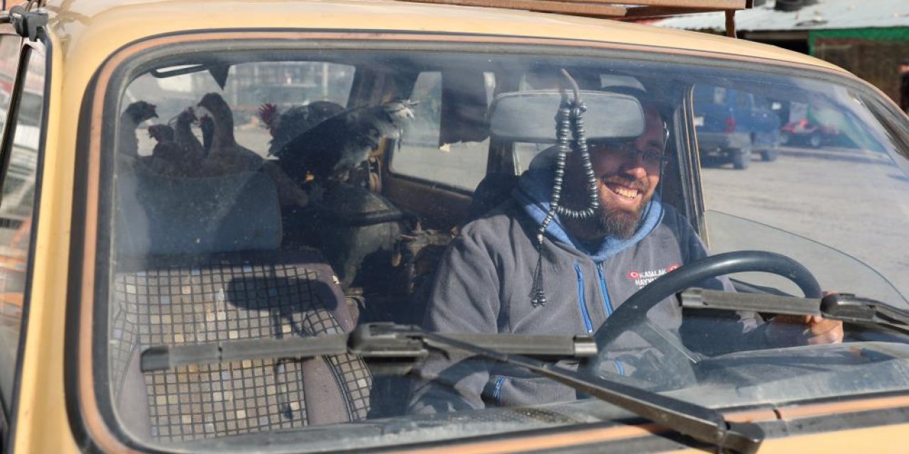 Konyalı yumurtacı tavuklarını otomobiliyle gezdiriyor