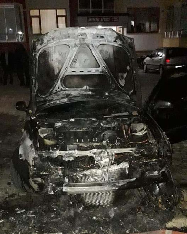 Konya’da park halindeki araç yandı
