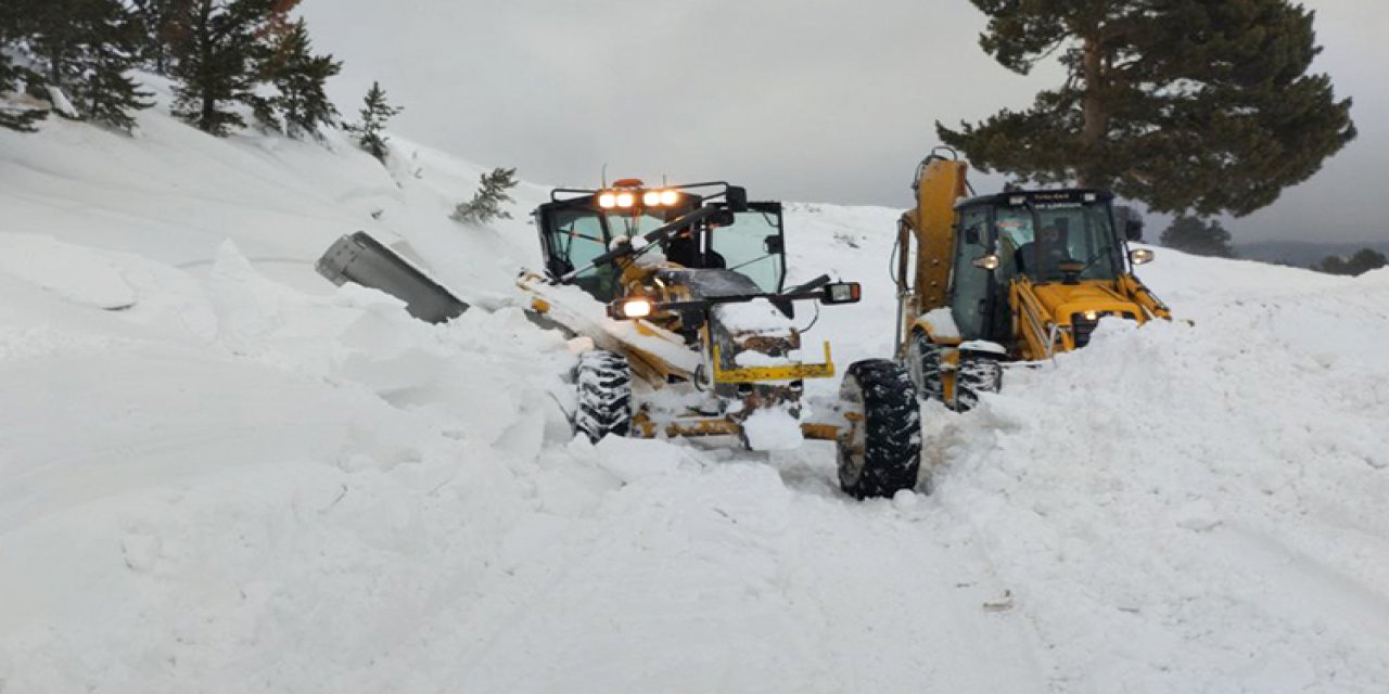 Kar kalınlığı 1 buçuk metreye ulaştı, köy yolları ulaşıma kapandı