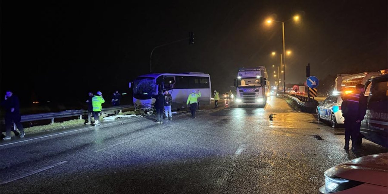 Polis servis aracı ile turist otobüsü çarpıştı: 11 yaralı