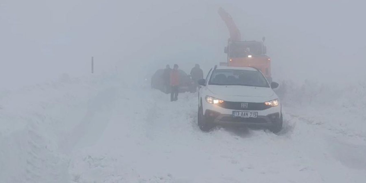 Kar ve tipi bastırdı, mahsur kalan 70 kişi ekiplerce kurtarıldı