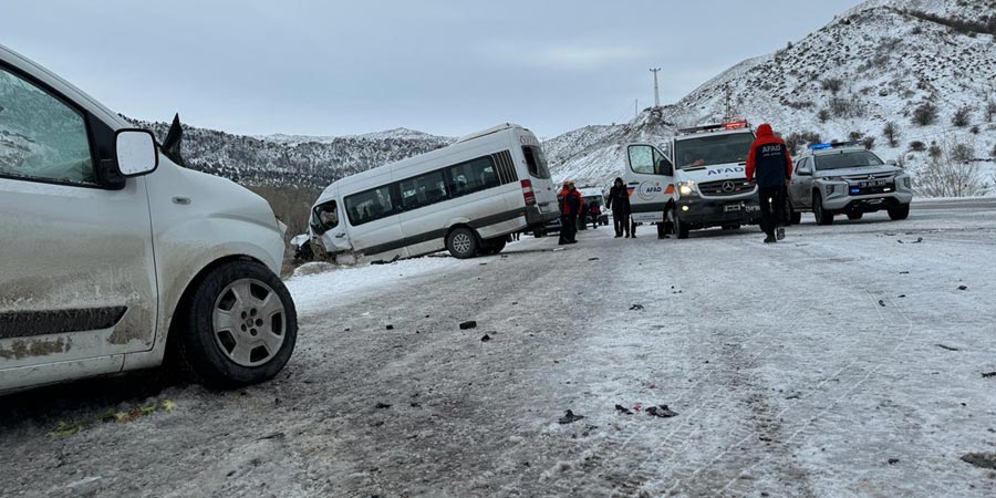 Yolcu minibüsü ile hafif ticari araç çarpıştı: 26 yaralı