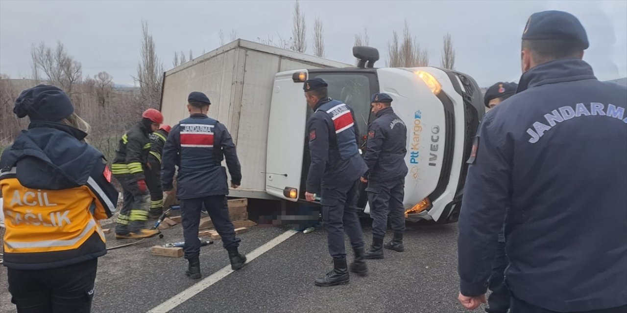 Konya’da PTT’nin kargo aracı devrildi: 1 ölü, 1 yaralı