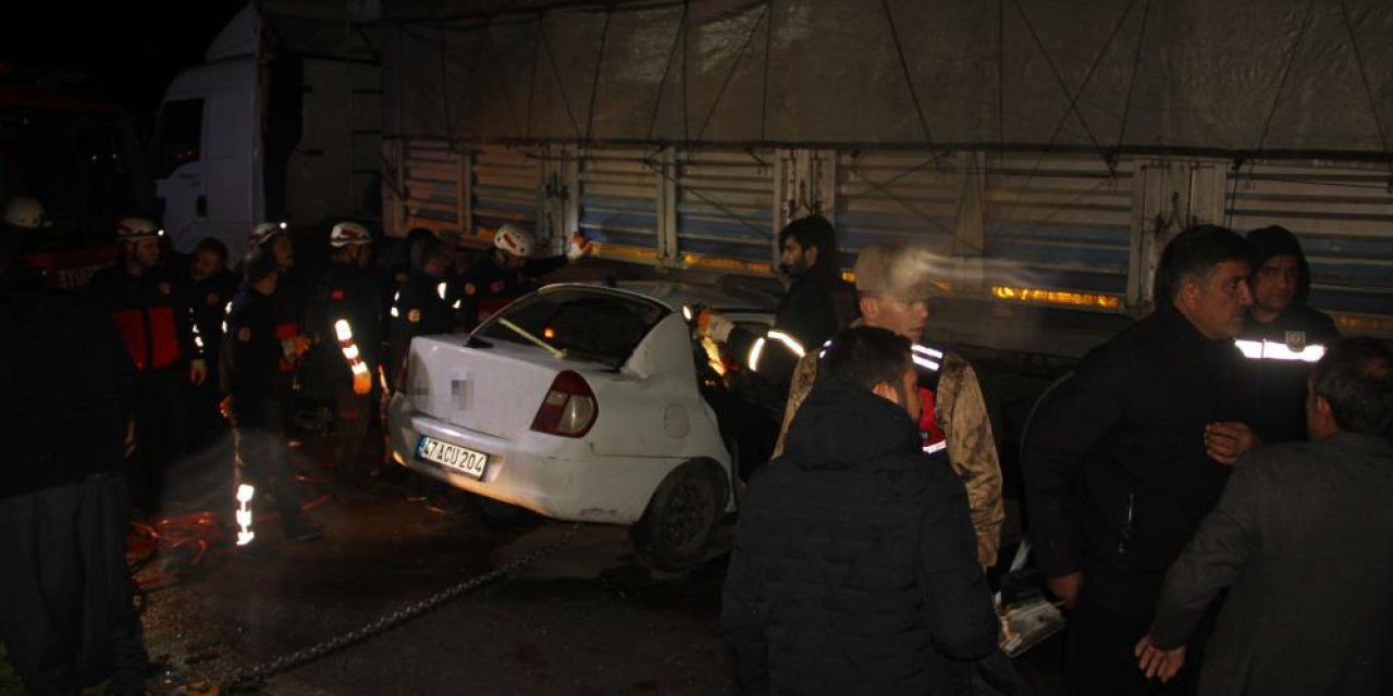 Katliam gibi kaza! Otomobil TIR’ın altına girdi: 3 ölü