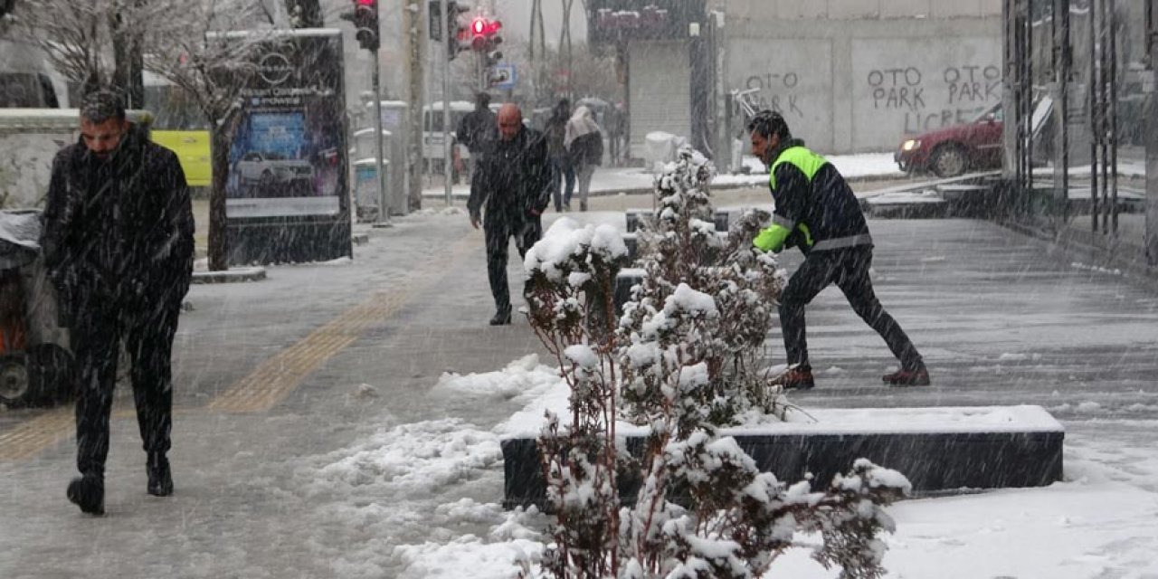 Yoğun kar yağışı hayatı felç etti, yüzlerce köy yolu ulaşıma kapandı