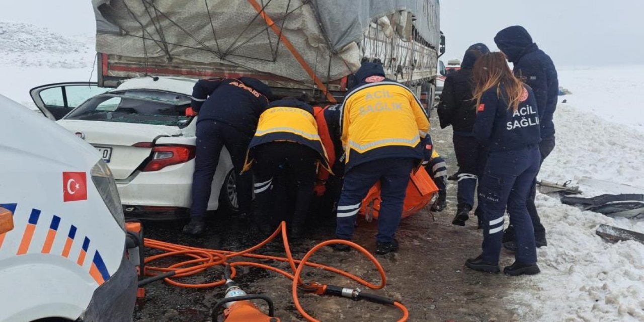 Feci kaza! TIR’a çarpan otomobil 2 kişiye mezar oldu