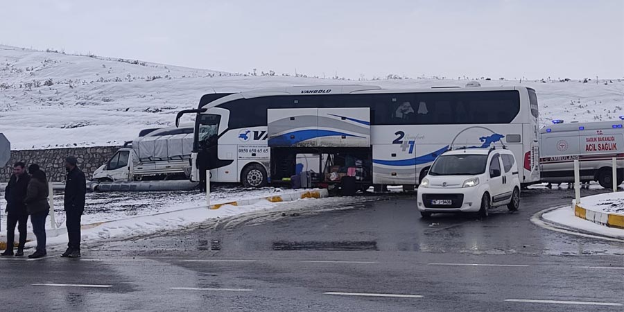 Yolcu otobüsü ile kamyonet çarpıştı! Çok sayıda yaralı var