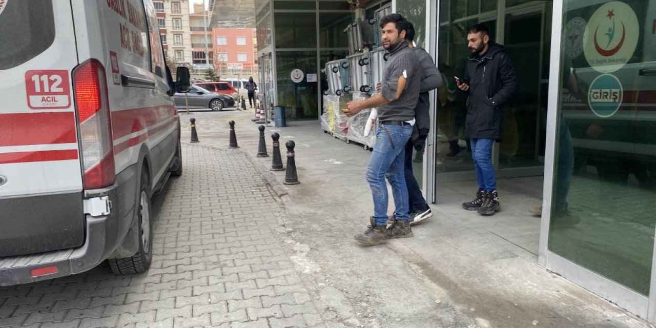 Konya’da genç işçi odun keserken 3 parmağını kopardı