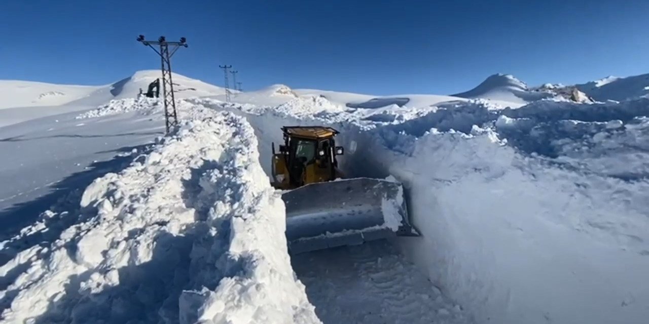 Kar kalınlığı 3 metreye ulaştı, iş makineleri gözden kayboldu