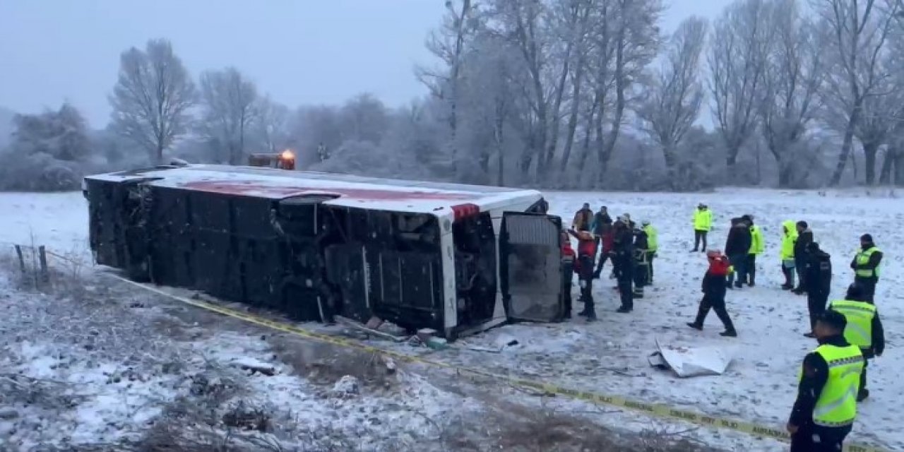 Yolcu otobüsü karlı yolda devrildi: 6 ölü, 33 yaralı