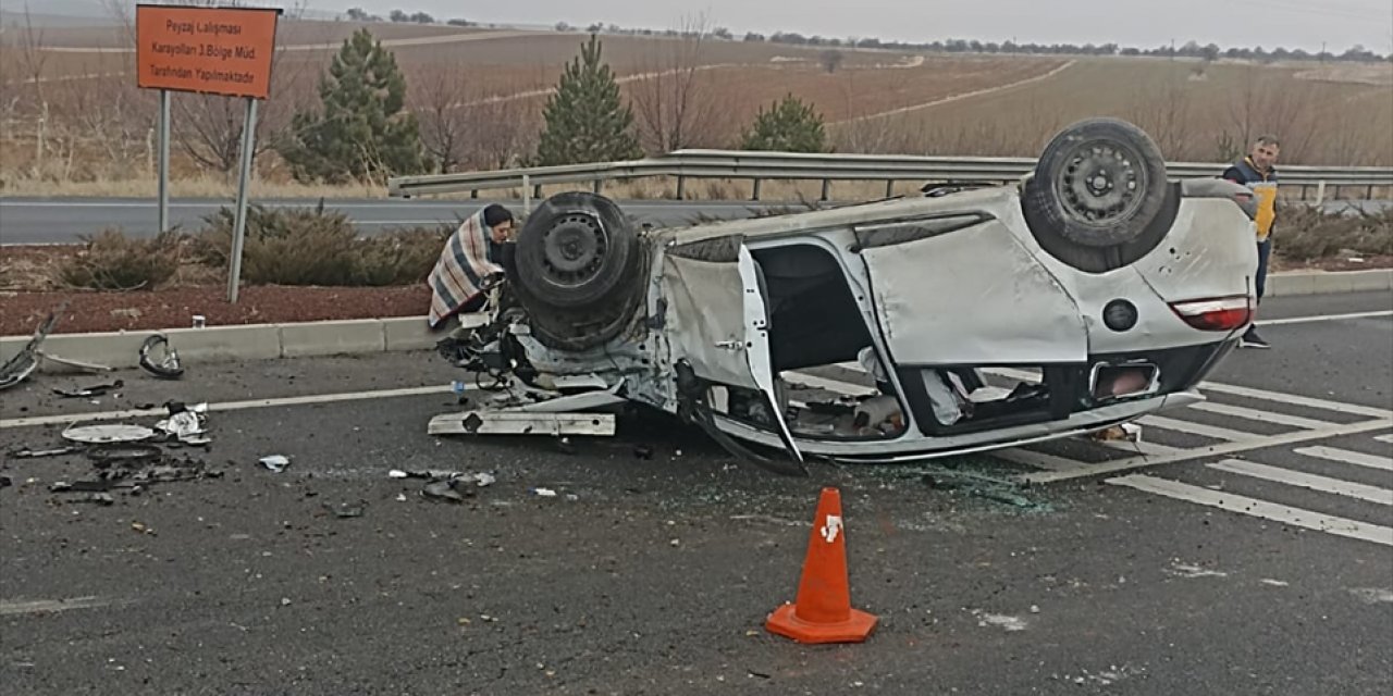 Konya’da devrilen otomobildeki 3 kişi yaralandı