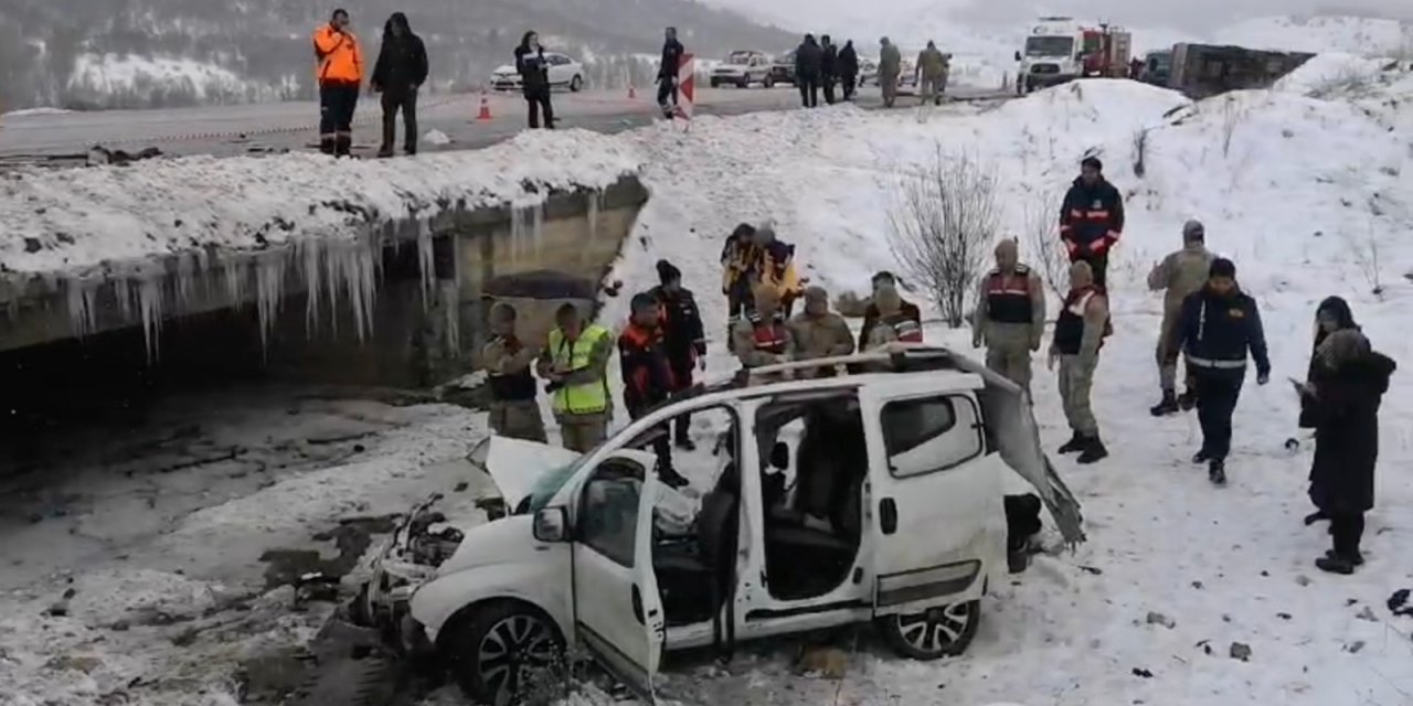 Askerleri taşıyan midibüs ile hafif ticari araç çarpıştı: 1 ölü, 9 yaralı