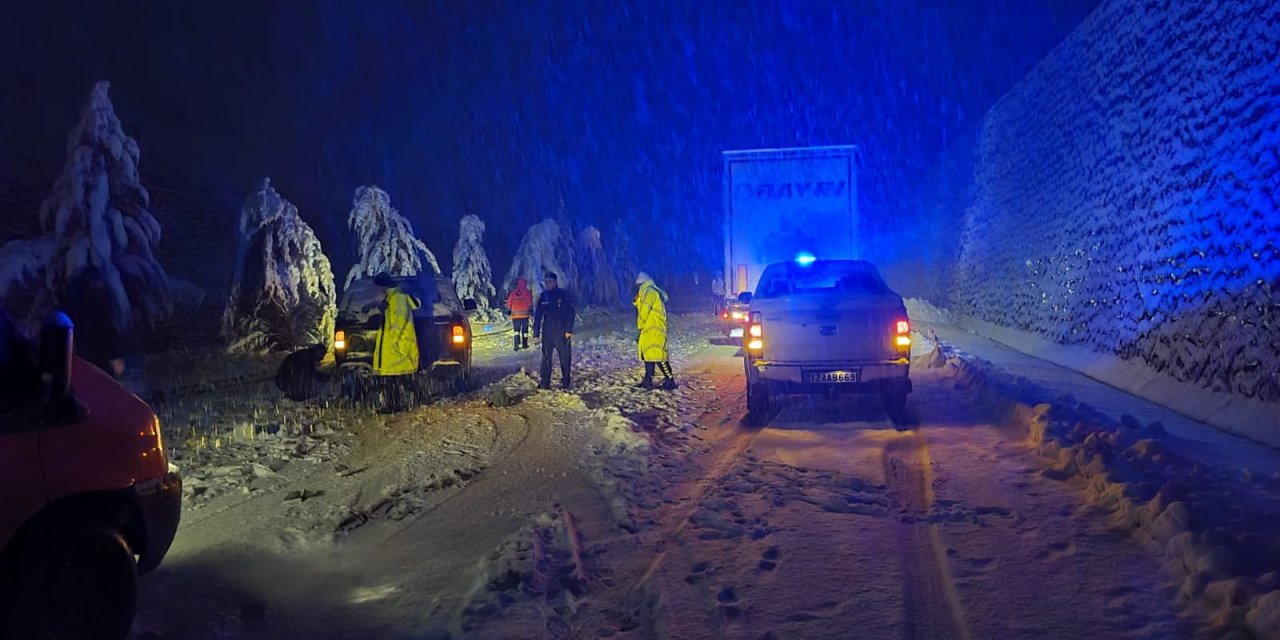 Ulaşıma kar ve tipi engeli! Kara yolu TIR trafiğine kapatıldı
