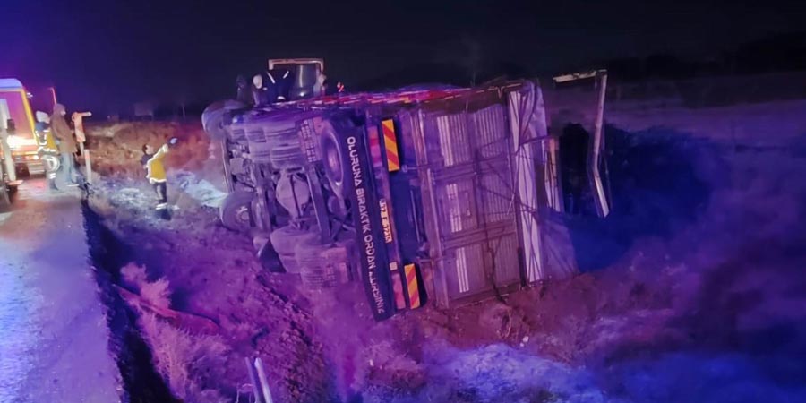 Konya’da şarampole devrilen kamyonun sürücüsü ölümden döndü