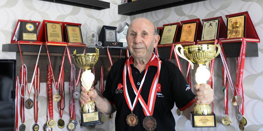Türkiye’nin en yaşlı masa tenisi sporcusu madalyalara doymuyor