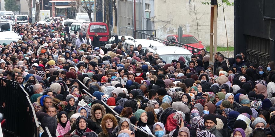 Ucuz tencere çılgınlığı! Kadınlar birbirini ezdi, çocuklarını kaybetti