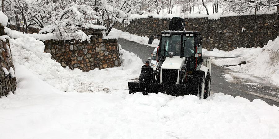 Yoğun kar yağışı hayatı olumsuz etkiledi! 110 köy yolu ulaşıma kapandı