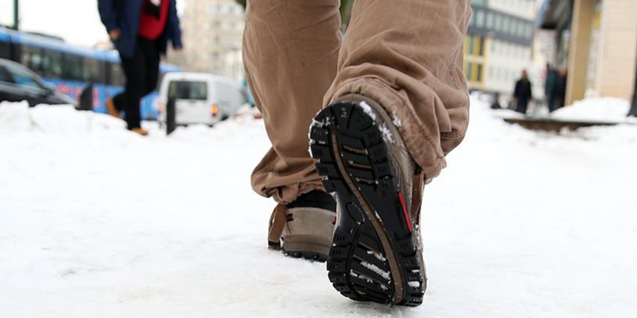 Uzmanından buzlu ve karlı yolda yürüme teknikleri