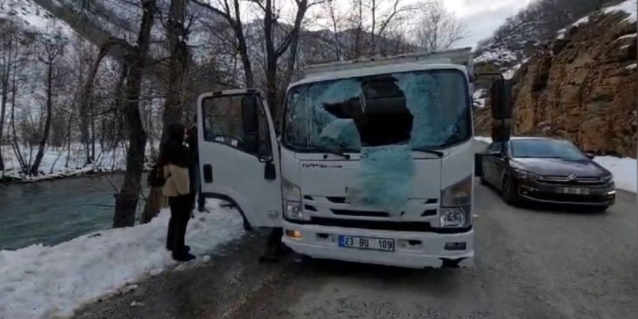Dağdan kopan kaya kamyonetin ön camından girdi: 1 ölü