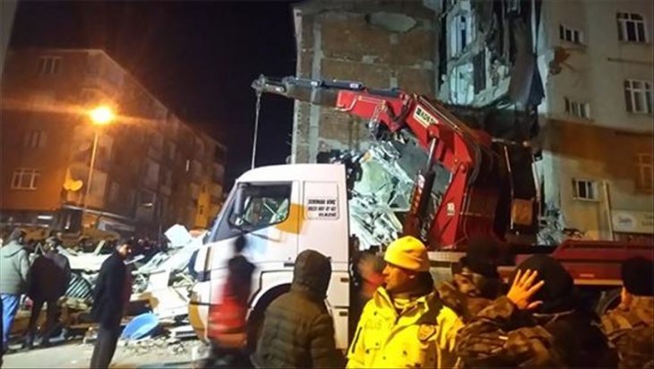 Elazığ'da enkazdan 2 kişi sağ çıkarıldı