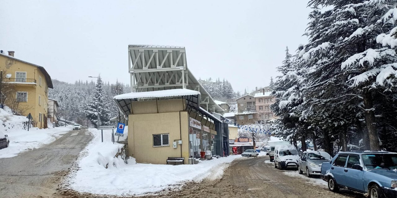 Konya’nın bir ilçesi bugün beyaz örtüyle kaplandı