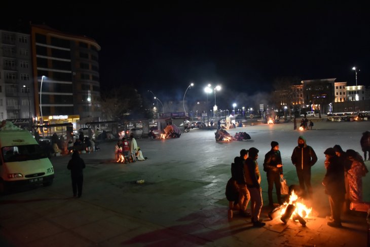 Elazığ'da çok sayıda aile geceyi dışarıda geçirdi