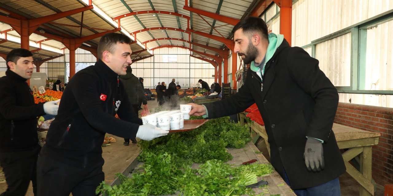 Karatay’da pazarcı esnafının içini ısıtan ikram