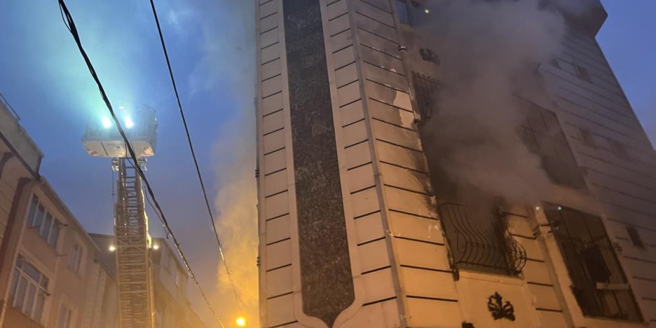 4 katlı binadan korkutan yangın! 12 kişiyi itfaiye kurtardı
