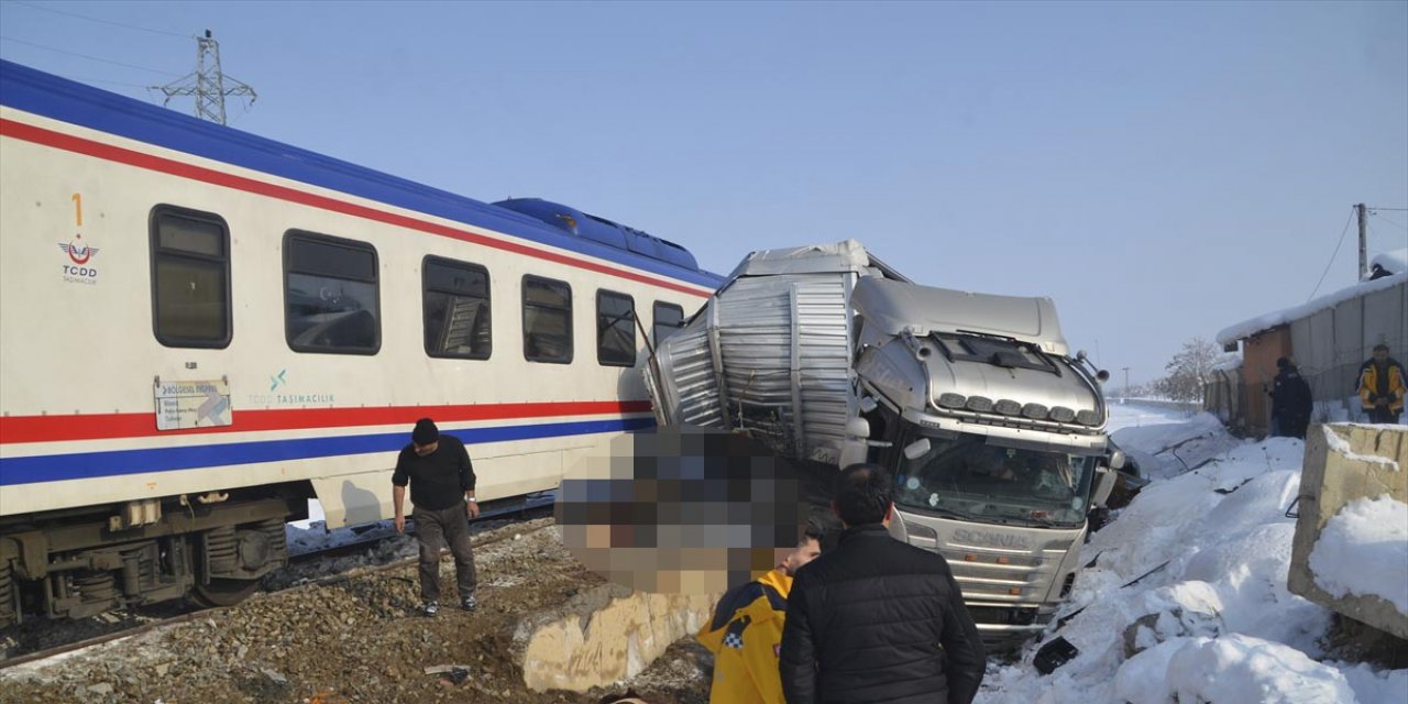 Tren hayvan yüklü TIR’a çarptı! 2 ölü, 2 yaralı var