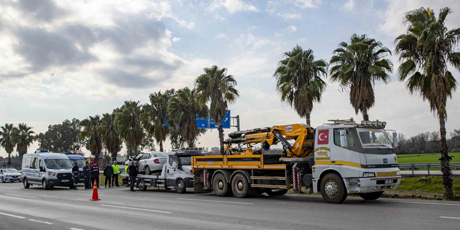 Yoldan çıkan otomobil ağaca çarptı! 1 ölü, 3 yaralı