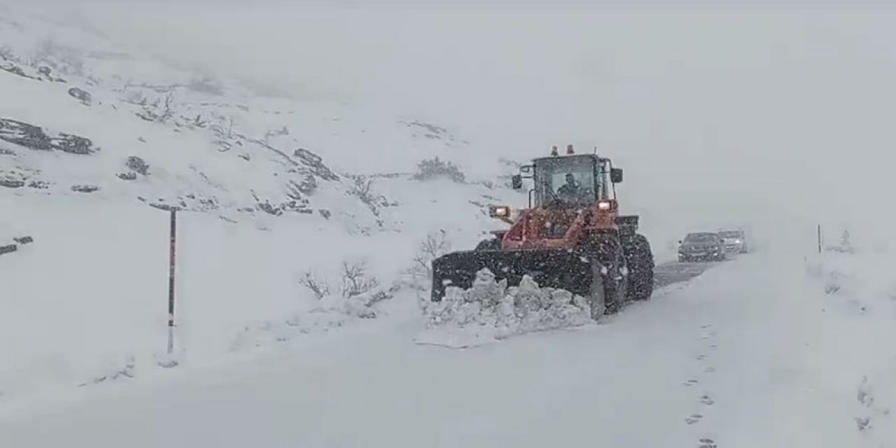 Kar nedeniyle yolda kalan 25 araç kurtarıldı