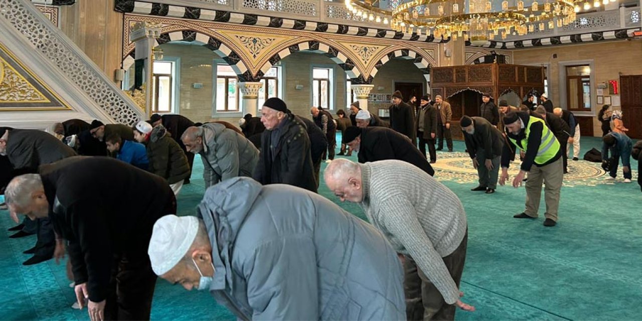 Camiye ibadete gelen yaşlılar önce namaz kılıyor ardından spor yapıyor