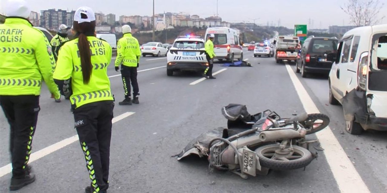 Hafif ticari araca arkadan çarpan motosikletli kurye hayatını kaybetti