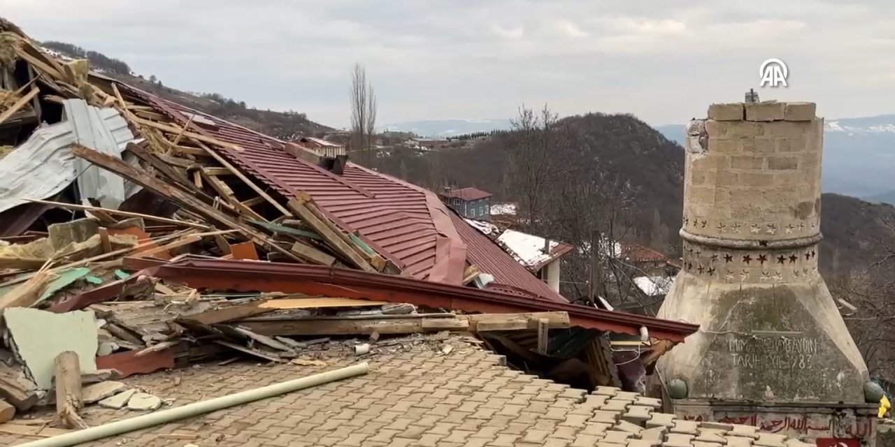 Toprak kayması nedeniyle cami ile 5 ev yıkıldı