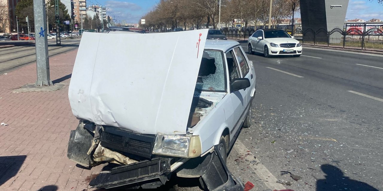 Konya’nın en yoğun caddesinde otomobiller çarpıştı