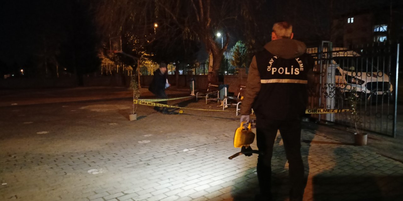 Okul bahçesinde korkunç olay! Veli, defalarca bıçaklandı