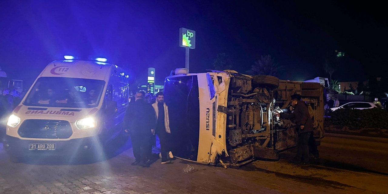 Çevik kuvvet polislerini taşıyan araç devrildi! 11 polis yaralandı
