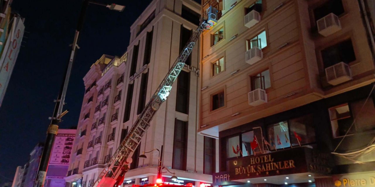 Otelde korkutan yangın! Mahsur kalan 20 kişiyi itfaiye kurtardı