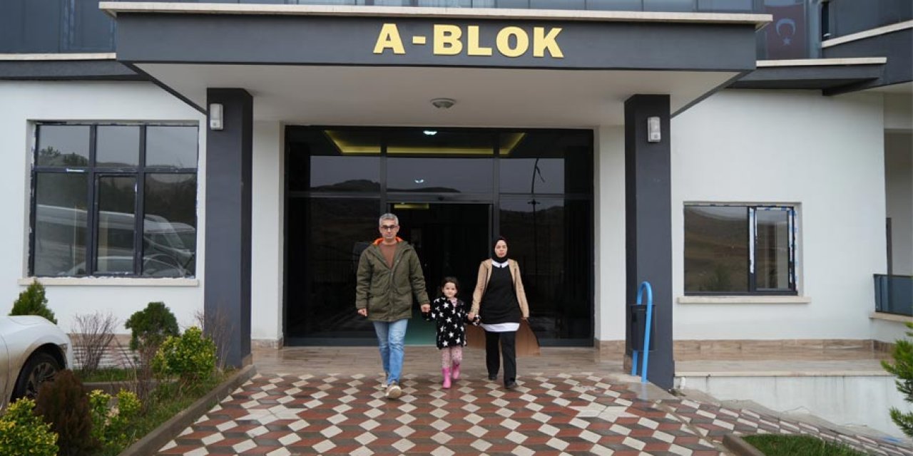 Depremzede aile hem evinden hem de otomobilinden oldu