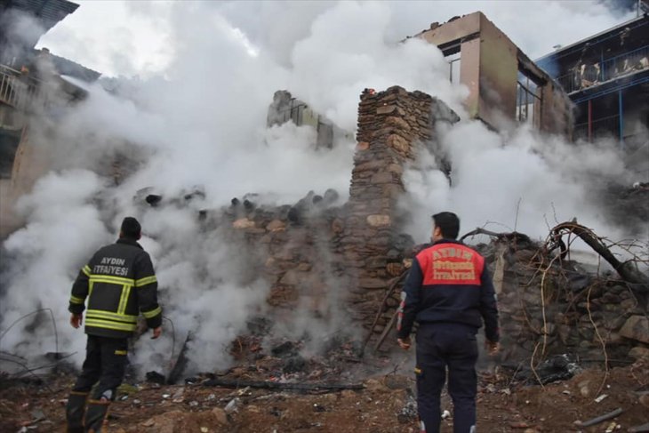 Korkutan yangın 5 evde hasara neden oldu