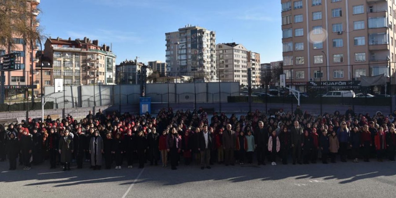 Konya’daki okullarda deprem şehitleri için bir dakikalık saygı duruşu