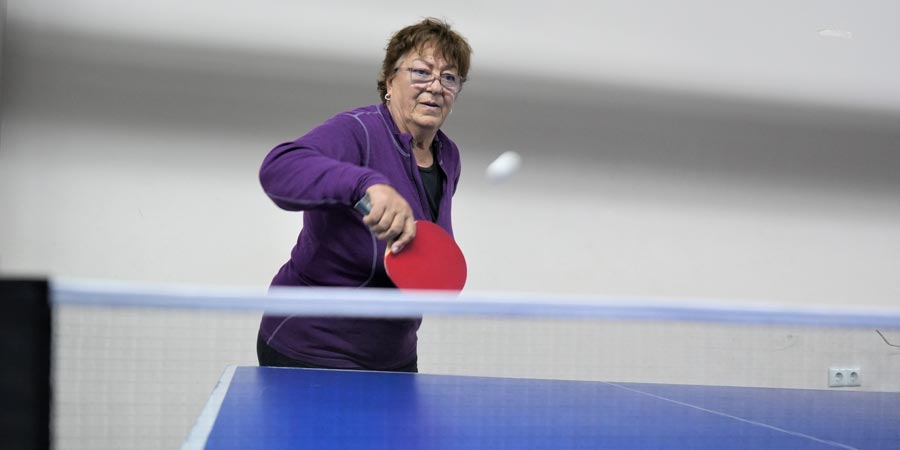 77 yaşındaki Dilek teyzenin masa tenisi tutkusu